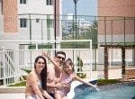família na piscina