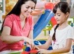 mãe brincando com filha